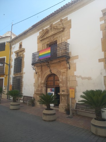 Local El Ayuntamiento conmemora el día del Orgullo LGTBI mediante la colocación de una pancarta